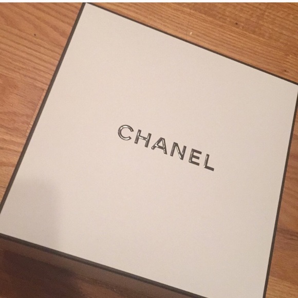 Chanel gift box - Picture 1 of 2